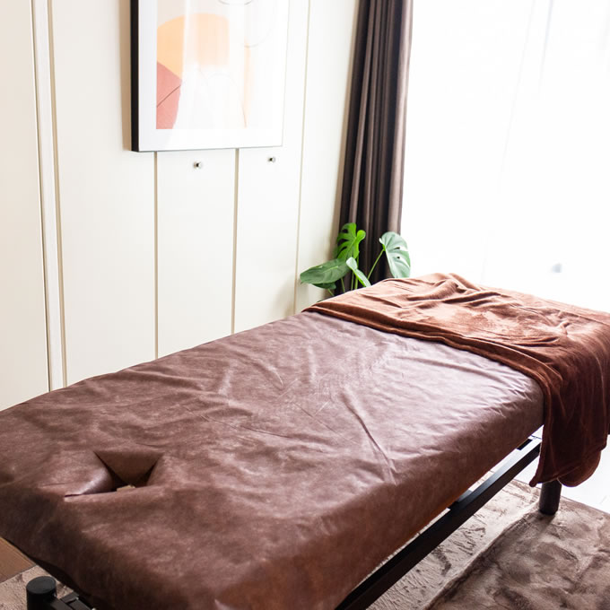 サロン内の施術用ベッド