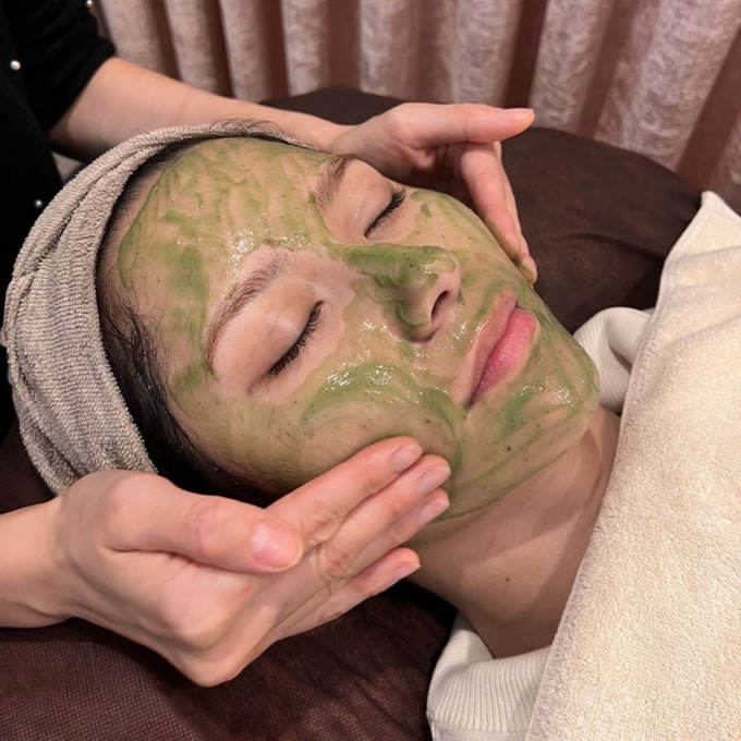 ハーブピーリング施術の様子
